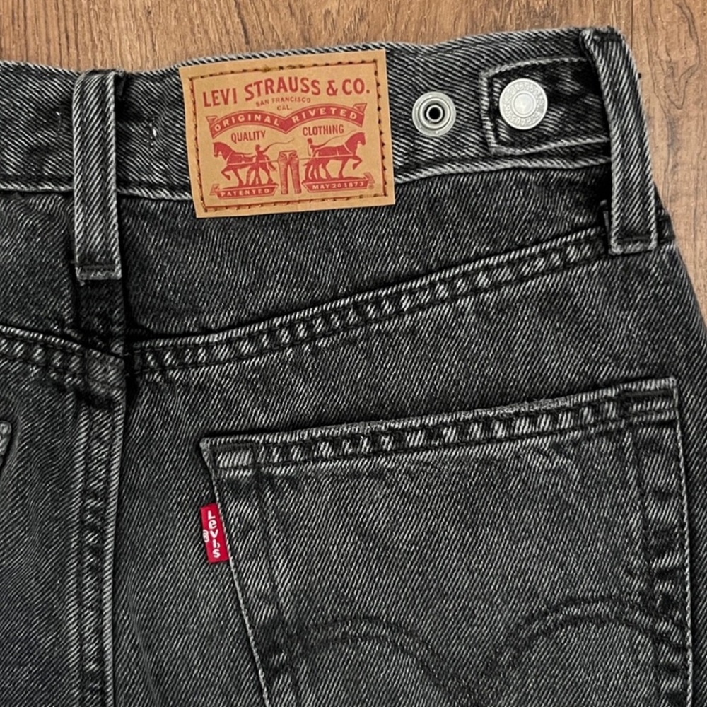 Levi's Women's Cinch Waist Barrel Jeans - Picture 11 of 15